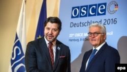 Действующий председатель ОБСЕ, министр иностранных дел Германии Франк-Вальтер Штайнмайер (справа) принимает участие в церемонии открытия заседания в Гамбурге, 8 декабря 2016 г.