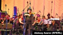 Марат Бисенғалиев "Шәкәрім" симфониясының премьерасында скрипка тартып тұр. Алматы, 10 қазан 2012 жыл.       