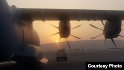 Один из военных самолетов, приземлившихся в аэропорту Куляба, 20 августа 2021 г.