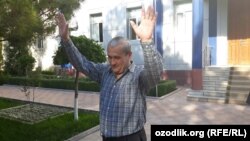 Бобомурод Абдуллаев Ташкент шаарында сот залынан бошотулган соң тарапкерлери менен жолугушкан маалы, 7-май, 2020-жыл.