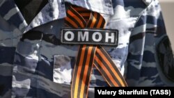 Жеңиш күнүнө карата Георгий тасмасын тагынган ОМОН кызматкери, Орусия, 9-май 2018-жыл. 