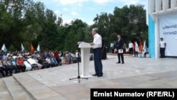 Алмазбек Атамбаев «Форумдун» алдында. 