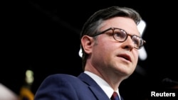 Як заявив Джонсон «Голосу Америки», Вашингтон повинен перестати «займатися мікроменеджментом воєнних зусиль в Україні»