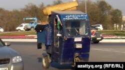 Самодельный транспорт Абсаттара Орманова на улице города. Актобе, 26 сентября 2012 года.   