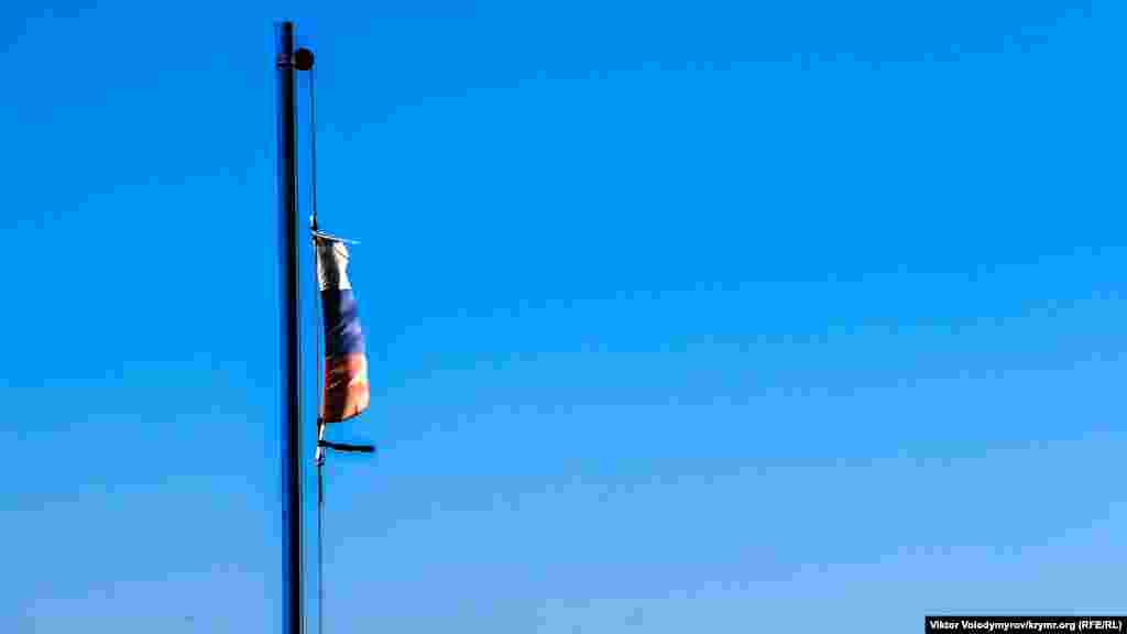 Rusiye bayrağınıñ qalıntıları