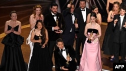 Создатели фильма «Анора» во главе с режиссером Шоном Бейкером получают награду за «Лучший фильм», 2 марта 2025 г.