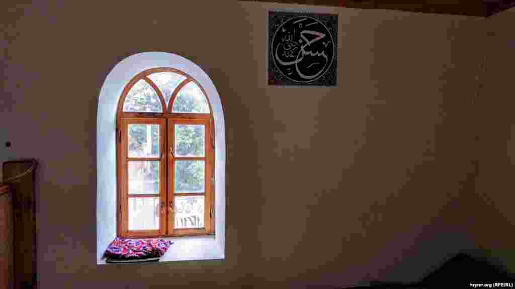 1996 senesinden başlap mında er cuma namazlar qılına. Musulmanlar cemiyeti, eski süretlerge baqıp caminiñ içerisini yañıdan bezetti: namazhaneniñ divarlarında yazı yaptılar, tahtalı balkonlarnı oymanen yaraştırdılar. Binağa yañı minare qoşuldı. Abdesthaneni de yañıdan qurdılar