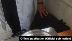 Эксперттер изолятордун ашканасында тазалык сакталбаганын, кармалгандарга берилчү 80 грамм эттин ордуна 15 граммдан ашпаган эт берилип жатканын аныкташты.