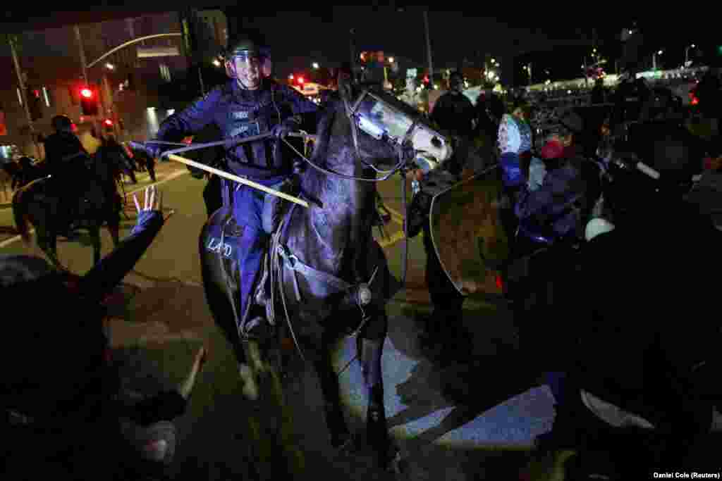 Офіцери кінної поліції зіткнулися з демонстрантами під час акції протесту «Ні королям» проти політики президента США Дональда Трампа, Лос-Анджелес, Каліфорнія, США, 18 жовтня 2025 року