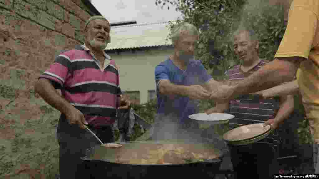 Mustafayevniñ azatlıqqa çıqqanı munasebetinen semetdeşleri bayramlıq aş pişirdi