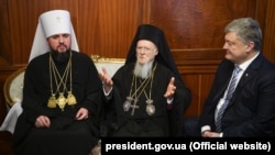 Зьлева направа: кіраўнік Праваслаўнай царквы Ўкраіны мітрапаліт Эпіфаній, Усясьветны патрыярх Варфаламей і прэзыдэнт Украіны Пятро Парашэнка. Стамбул 5 студзеня 2018 году.