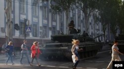 Танки боевиков группировки «ДНР» в центре Донецка. 3 мая 2017 года