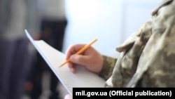 За даними слідства, йдеться про інцидент, який стався в березні 2024 року на одному з мобільних блокпостів у Івано-Франківську