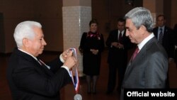 ԿԱԷԿ նախագահը Սերժ Սարգսյանին է հանձնում «Էլլիս կղզի» պատվո մեդալը, 23 սեպտեմբեր, 2011