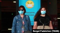 Жінки у масках виходять із ТРЦ у Москві. В столиці Росії з початку епідемії виявили понад 215 тисяч хворих на COVID-19