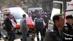 Пострадавшим во время теракта в Нефтяной академии оказывается помощь. Баку, 30 апреля 2009 г. 