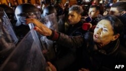 Վրաստանի նախագահ Սալոմե Զուրաբիշվիլին բողոքի ցույցի ժամանակ, Թբիլիսի, 28-ը նոյեմբերի, 2024թ.