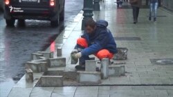 В Москве развалились тротуары за миллиарды рублей