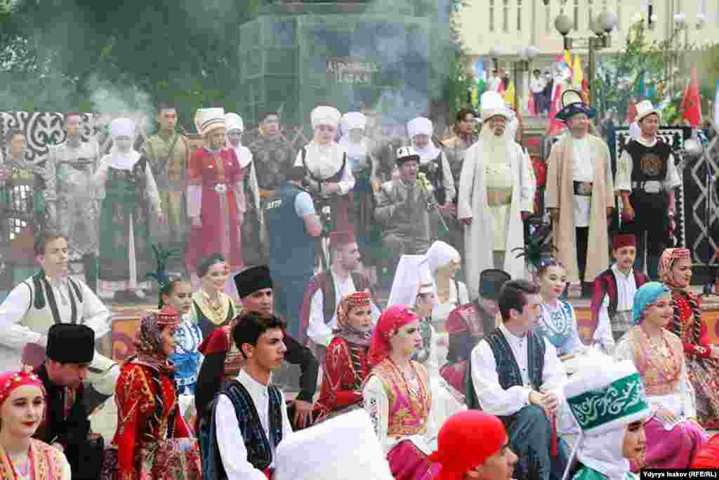 Оштун борбордук аянтында &laquo;Ош - түрк дүйнөсүнүн маданий борбору&raquo; деген сүрөт көргөзмөсү уюштурулду.