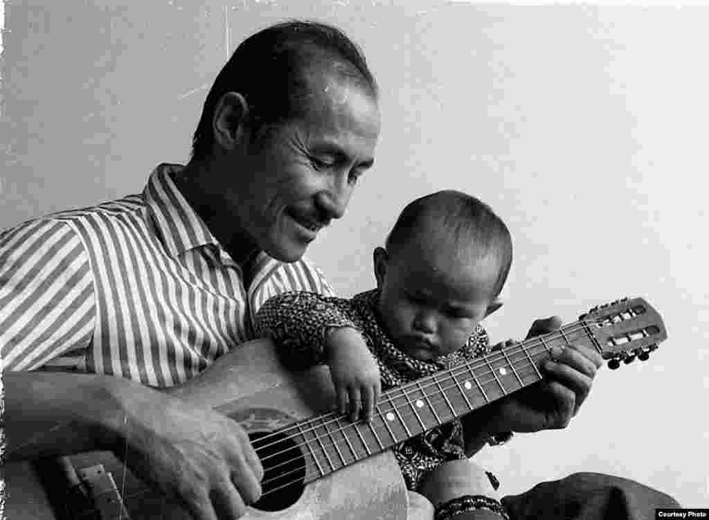 Актер 1966-жылы өзү менен бирге окуган Салима аттуу кызга үйлөнөт. Уулунун аты- Бактыгул. Экинчи никеси - Нуржан аттуу айымдан көргөн уулдары Эргул менен Азамат Чокморовдор да ата өнөрүнөн алыс кетпей, тасма жаатында алектенишүүдө.&nbsp;