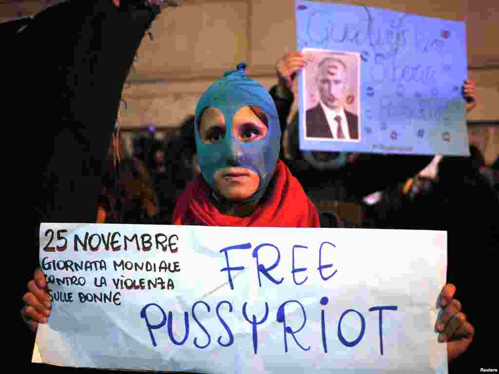 Манифестант в Италии во время визита президента России Владимира Путина, 25 ноября 2013 года