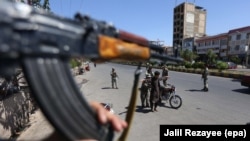 نیروهای امنیتی افغانستان در حال بازرسی خیابانی