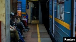 Під час повітряних атак у Києві метро стає масовим укриттям, фото ілюстративне
