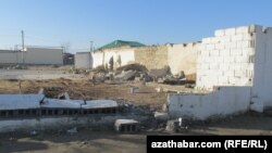 Çoganly, ýykylan jaýlar