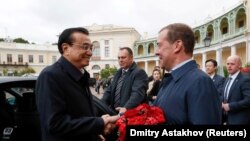 Прем’єр-міністр Держради КНР Лі Кецян і прем’єр-міністр Росії Дмитро Медведєв у Санкт-Петербурзі, 16 вересня 2019 року