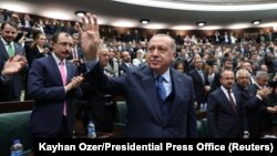 Թուրքիայի նախագահ Ռեջեփ Թայիփ Էրդողանը ողջունում է իր «Արդարություն և զարգացում» կուսակցության անդամներին Անկարայում հանդիպման ժամանակ, արխիվ