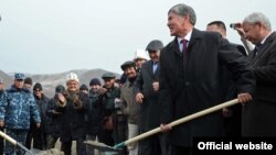 Церемония закладки первого камня в строительство ГЭС в Нарыне с участием президента Алмазбека Атамбаева, 27 октября 2012 года.