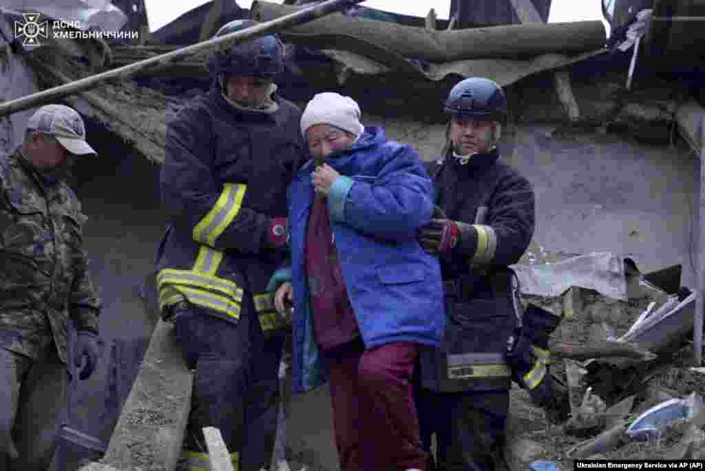 Рятувальники ДСНС евакуюють літню жінку з її зруйнованого російським обстрілом будинку на Хмельниччині, 25 травня 2025 року.Під російським ударом опинилися 13 регіонів, а саме місто Київ, Київська, Житомирська, Хмельницька, Тернопільська, Дніпропетровська, Миколаївська, Одеська, Харківська, Чернігівська, Черкаська, Сумська і Полтавська області