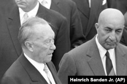 Ауғанстан премьер-министрі Сардар Мұхаммед Дауд (оң жақта) Батыс Германия канцлері Конрад Аденауэрмен. Бонн қаласы, 1961 жылғы 3 шілде.