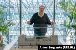 Иван Толстой с 3-D моделью первого здания Радио Свобода в Мюнхене (1953-1967). Масштаб 1:64. Модель изготовлена инженером Михалом Шульцем (Прага).