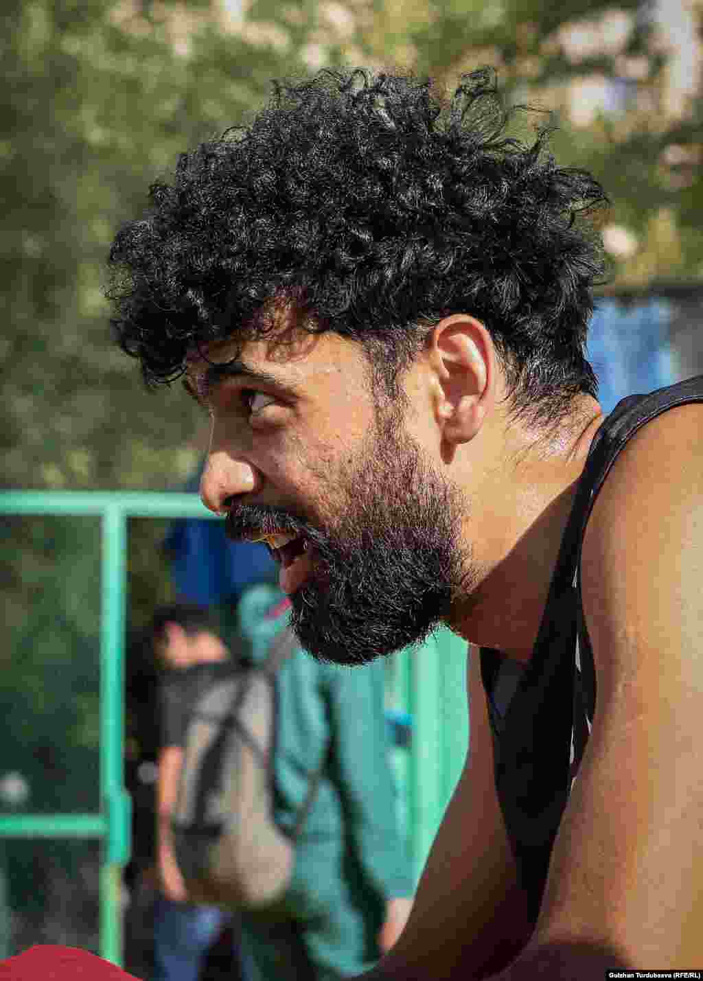 Өзбекстандын &quot;Три шоколада&quot; командасынын оюнчусу тыныгуу учурунда.&nbsp;&quot;Три шоколада&quot; командасы эркектер арасындагы мелдештерде экинчи орунду ээледи.&nbsp;