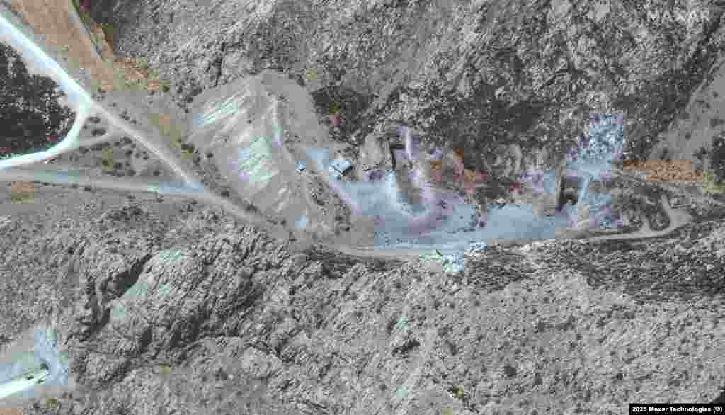 Пашкоджаньні каля ўваходаў у тунэлі на аб’екце ў Керманшагу на захадзе Ірану. Імаверна, тут месьціцца іранская ракетная база