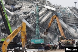 Спасатели работают на месте обрушения здания в Бангкоке, Таиланд, 29 марта 2025 года
