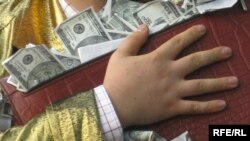 Банк уячаларынан алынган долларлар боюнча чатактын жаңы толкуну чыкты.