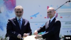 2015 елның апрелендә Төркия энергетика министры һәм Росатом башлыгы Мерсиндә Аккую атом берләшмәсен төзү турында килешкән иде. 