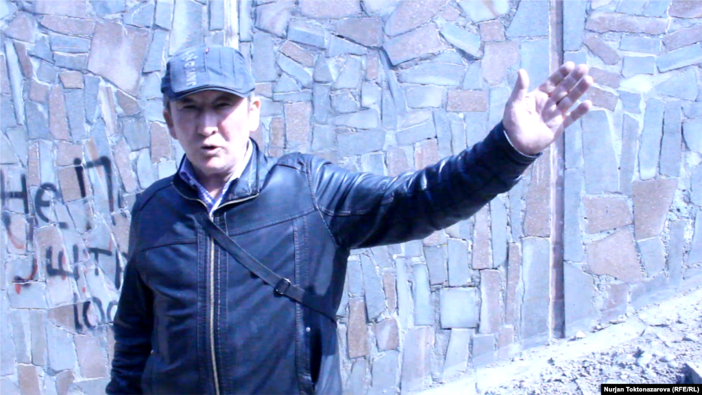 Бишкек шаарынын тургуну Акжолтой Мамыткановдун эжесин ушул жерден машине сүзүп кеткен. Ал өткөөл жолдордун абалына кейийт.&nbsp;