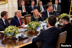 Президент США Дональд Трамп під час зустрічі з президентом України Володимиром Зеленським, канцлером Німеччини Фрідріхом Мерцем, президентом Франції Еммануелем Макроном, прем'єр-міністеркою Італії Джорджією Мелоні та генсекретарем НАТО Марком Рютте. Вашингтон, 18 серпня 2025 року