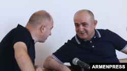 Самвел Бабаян (справа) в суде (архив)