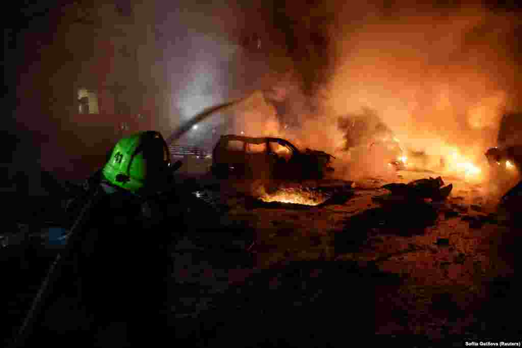 Ратавальнікі тушаць пажар, выкліканы расейскім абстрэлам Харкава