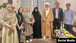 عکسی که از دیدار کروبی با فرزندان موسوی منتشر شده است