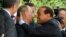Сильвіо Берлусконі (справа) обнімає Володимира Путіна (зліва) на офіційній зустрічі в Анкарі. Туреччина, 6 серпня 2009 року