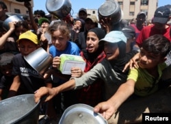 Палестинци се събират, за да получат храна в централната част на Газа, 20 юли 2025 г.