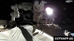 Китайський космонавт у відкритому космосі – кадр із трансляції державного Центрального телебачення Китаю