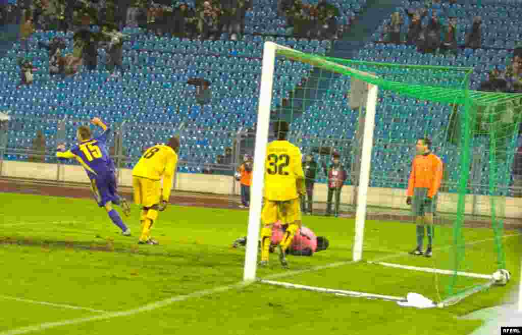 Пераможны гол - Футбалісты барысаўскага БАТЭ атрымалі першую перамогу ў групавым турніры Лігі Эўропы. У Менску БАТЭ зь лікам 2:1 перагуляў грэцкі АЭК. Пераможны гол