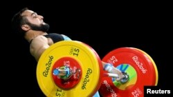 Казахстанский штангист Ниджат Рахимов на Олимпиаде в Бразилии, 10 августа 2016 года.