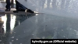 Захисна скло-плівка, яку пошкодили на двох елементах скляної підлоги нового пішохідного мосту в Києві